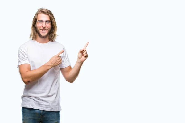 Homem Bonito Jovem Com Cabelos Longos Vestindo Óculos Sobre Fundo — Fotografia de Stock