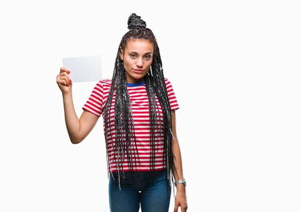 Jovem Menina Afro Americana Segurando Cartão Branco Sobre Fundo Isolado — Fotografia de Stock