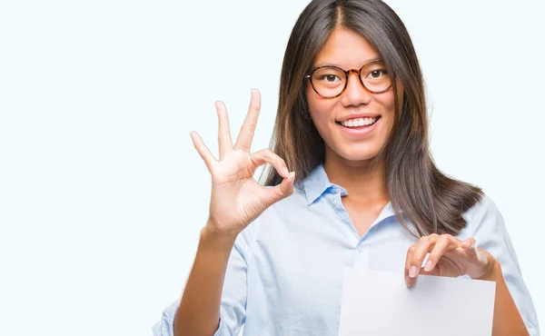 Joven Asiática Mujer Sobre Aislado Fondo Sosteniendo Blanco Papel Haciendo —  Fotos de Stock