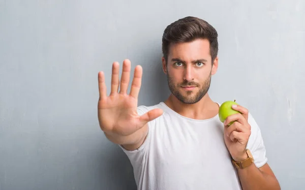 Schöner Junger Mann Über Grauer Grunge Wand Der Mit Offener — Stockfoto