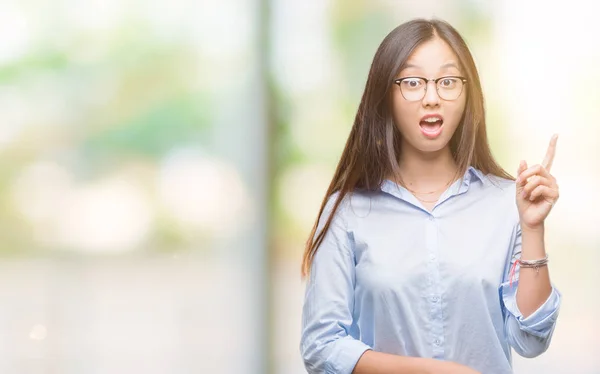 Jovem Mulher Negócios Asiática Vestindo Óculos Sobre Fundo Isolado Apontando — Fotografia de Stock