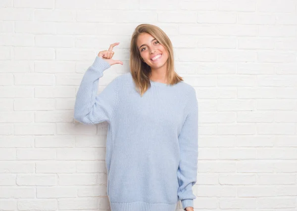 Mulher Bonita Sobre Parede Tijolo Branco Sorrindo Gestos Confiantes Com — Fotografia de Stock