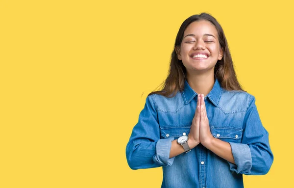 Junge Schöne Brünette Frau Trägt Blaues Jeanshemd Über Isoliertem Hintergrund — Stockfoto