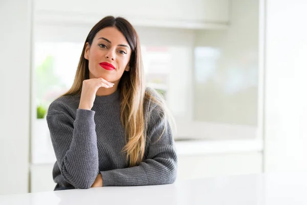 Mujer Hermosa Joven Con Suéter Invierno Casa Con Mano Barbilla — Foto de Stock