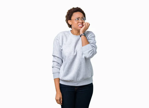 Junge Schöne Afrikanisch Amerikanische Frau Mit Brille Vor Isoliertem Hintergrund — Stockfoto