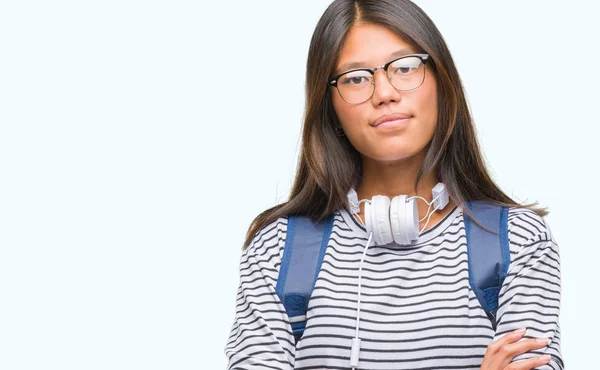 Jovem Estudante Asiática Usando Fones Ouvido Mochila Sobre Fundo Isolado — Fotografia de Stock