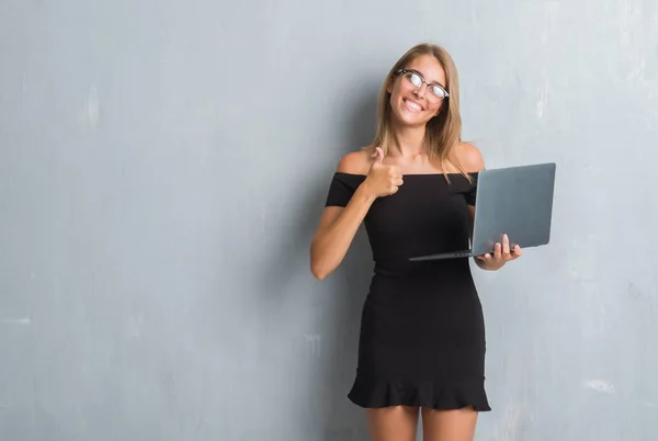 Mulher Negócios Jovem Bonita Sobre Parede Cinza Grunge Usando Laptop — Fotografia de Stock