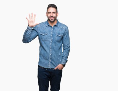 Yakışıklı delikanlı gösterilen ve parmakları ile işaret izole arka plan üzerinde beş kendinden emin ve mutlu gülümseyerek iken numara.