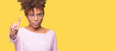 Güzel genç Afro-Amerikan kadın gözlük izole üzerinde arka plan işaret parmağını ve kızgın ifade ile