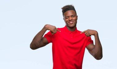 Yüzünde gülümseme ile kendinden emin görünüyorsun, kendini gururlu ve mutlu parmakları ile işaret izole arka plan üzerinde genç Afro-Amerikan adam.