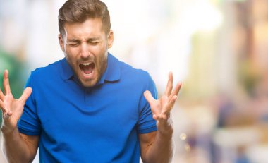 Genç yakışıklı adam kızgın ve silah ile başarı için deli kutluyor izole arka plan üzerinde kaldırdı ve heyecanlı çığlık gözler kapalı. Kazanan kavramı