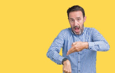 Yakışıklı orta yaş zarif komuta sizde acele işaretleme izlemek için zaman, sabırsızlık, üzgün ve kızgın son tarih gecikme için izole arka plan üzerinde