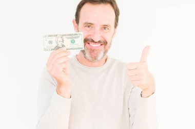 Komuta sizde izole arka plan üzerinde yirmi dolar banka Not ok işareti, başparmak ile parmak, mükemmel işareti yapıyor kocaman bir gülümseme ile mutlu holding