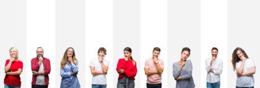 Kolaj gençlerin farklı etnik fotoğraf makinesi ile kendinden emin seyir beyaz çizgili izole arka plan üzerinde çapraz silahlarla gülümseme ve üzerinde yükseltilmiş çene el. Pozitif düşünce.