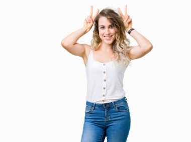 Neşeli gülümseyen güzel sarışın genç kadın komik ve çılgın baş parmaklar ile tavşan kulakları poz izole arka plan üzerinde