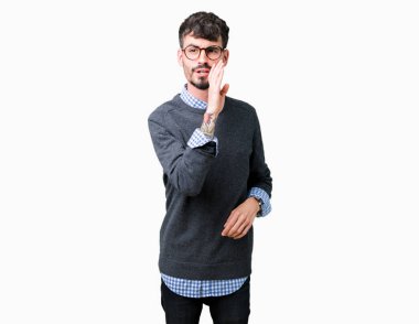 Genç yakışıklı kötü amaçlı konuşma konuşma fısıldayan izole arka plan el gizli söylenti söylüyor ağzına üzerinde gözlük takan adam akıllı