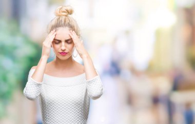 Çünkü kadın yüzünden arka plan baş baş ağrısı için el ile izole genç güzel sarışın ve mavi gözleri stres. Migren muzdarip.