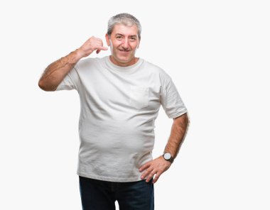 Üst düzey yakışıklı yapıyor gülümseyen izole arka plan üzerinde telefon hareketi ile el ve parmak telefonda konuşuyor gibi. Kavramları iletişim.