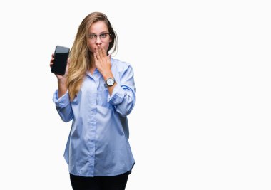 Hata, korku, sessizlik içinde gizli kavramı korkmuş ifade için utanç ile izole arka kapak ağız el ile üzerinden ekran smartphone gösterilen genç güzel sarışın iş kadını şok