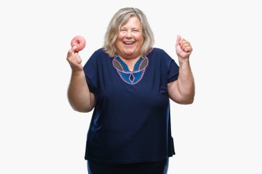 Duygu tezahürat gurur çığlık ve zafer ve başarı çok heyecanlı, kutluyor izole arka plan üzerinde şeker donut yemek üst düzey artı boyutu kafkas kadın