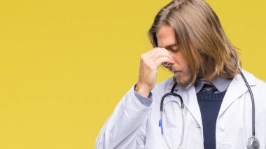 Genç yakışıklı adam uzun saçlı izole arka plan üzerinde yorgun gözleri duygu yorgunluk ve baş ağrısı ve burun sürtme doktor. Stres ve hayal kırıklığı kavramı.