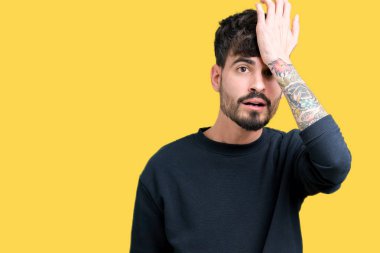 Yakışıklı delikanlı izole arka kafasına hata için el ile sürpriz üzerinde hata hatırlıyorum. Unuttum, kötü bellek kavramı.