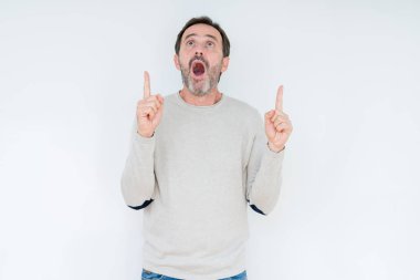 Zarif komuta sizde izole arka plan üzerinden hayran ve yukarıya bakıp parmakları ile işaret şaşırttı ve silah kaldırdı.