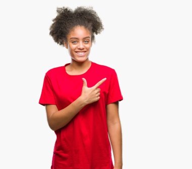 İzole arka neşeli bir gülümseme ile el ve parmak kadar kameraya bakarak yüzündeki mutlu ve doğal ifade ile yan ile işaret yüz genç afro Amerikan kadın.