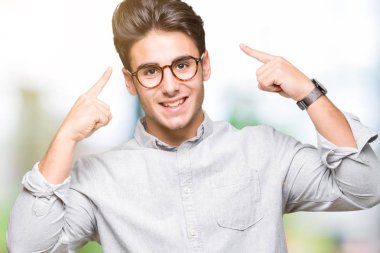 Hem el parmak, harika bir fikir ya da düşünce, iyi bellek ile baş gösteren gülümseyen genç yakışıklı adam gözlük izole üzerinde arka plan