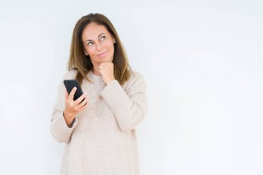 Orta yaş kadın Smartphone izole arka plan ciddi bir yüz düşünme hakkında soru, çok karışık bir fikir üzerinde kullanma