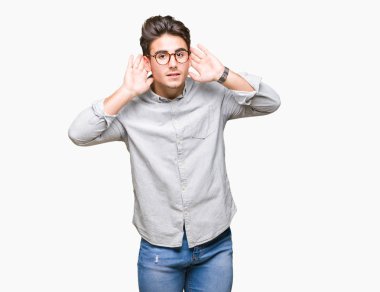 Her iki kulak jest, dedikodu için meraklı ellerde dinliyoruz izole arka plan üzerinde gözlük takan yakışıklı delikanlı. İşitme sorunu, sağır