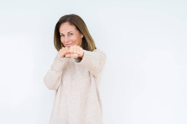 Güzel orta yaş kadın yüzünden kavga etmek izole arka plan kum yumruk, saldırgan ve kızgın saldırı, tehdit ve şiddet