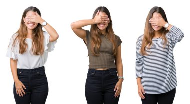 Güzel genç kadın gülümsüyor ve gözleri için sürpriz kapsayan yüz el ile gülüyor izole arka plan yüzünden kolaj. Kör kavramı.