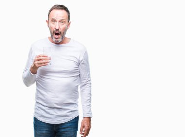 Orta yaş ağarmış komuta sizde izole arka şok sürpriz yüzü, korkuyor ve korku ifadesi ile heyecanlı olan korkmuş üzerinde bardak su içme