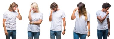 Kolaj grup izole arka plan üzerinde rahat beyaz t-shirt giyen insan sürtünme burun ve göz yorgunluğu ve baş ağrısı duygu yorgun. Stres ve hayal kırıklığı kavramı.