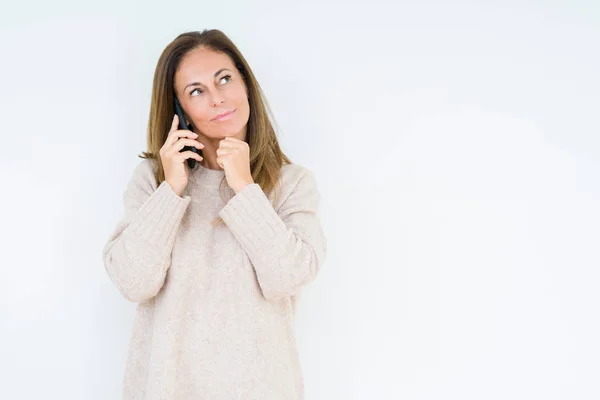 Mujer Mediana Edad Hablando Teléfono Inteligente Sobre Fondo Aislado Cara — Foto de Stock