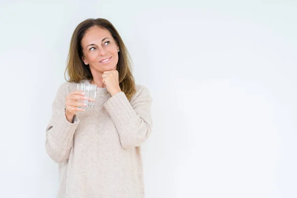 Frau Mittleren Alters Trinkt Glas Wasser Isoliert Hintergrund Ernstes Gesicht — Stockfoto