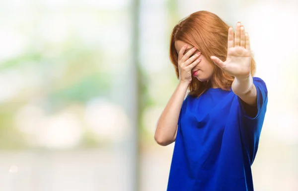 Ung Vacker Kvinna Över Isolerade Bakgrund Som Täcker Ögon Med — Stockfoto