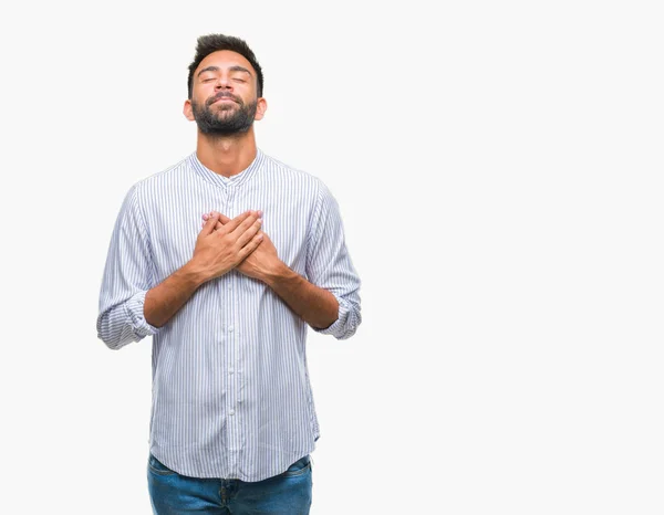 成年西班牙裔男子在孤立的背景微笑着双手在胸前闭上眼睛和感激的手势脸上 健康理念 — 图库照片
