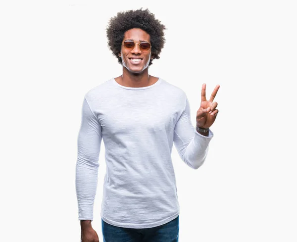 Afro Amerikaanse Man Dragen Van Een Zonnebril Geïsoleerde Achtergrond Glimlachend — Stockfoto