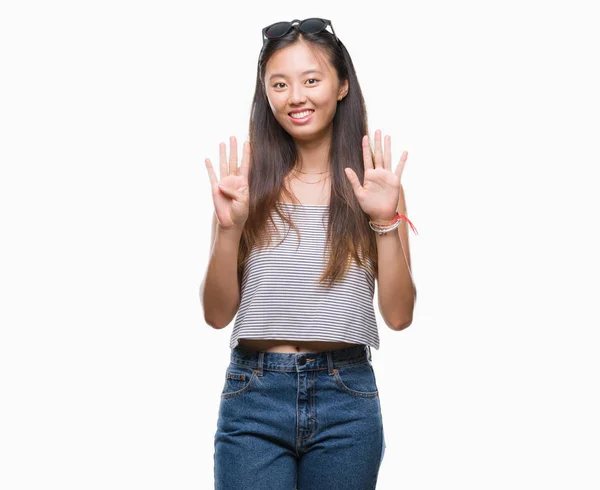 Junge Asiatische Frau Mit Sonnenbrille Über Isoliertem Hintergrund Zeigt Und — Stockfoto