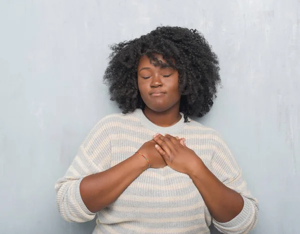 Joven Afroamericano Más Mujer Tamaño Sobre Pared Gris Grunge Usando — Foto de Stock