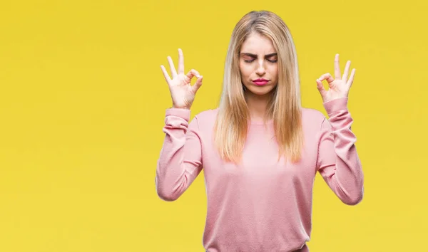 Jovem Mulher Loira Bonita Vestindo Suéter Inverno Rosa Sobre Fundo — Fotografia de Stock