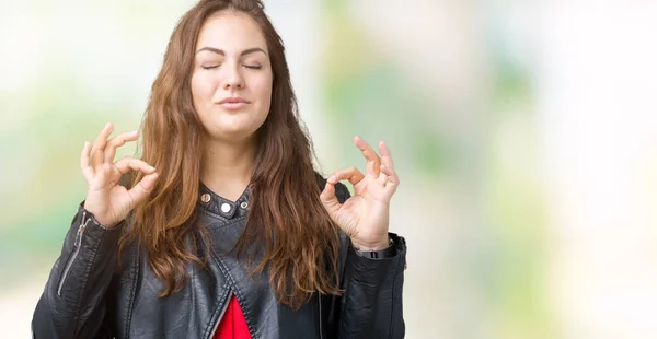 美丽加上大小的年轻女子穿着一个时尚皮夹克在孤立的背景放松和微笑与眼睛闭着做冥想手势用手指 瑜伽概念 — 图库照片