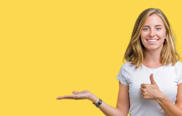 Schöne Junge Frau Trägt Legeres Weißes Shirt Über Isoliertem Hintergrund — Stockfoto