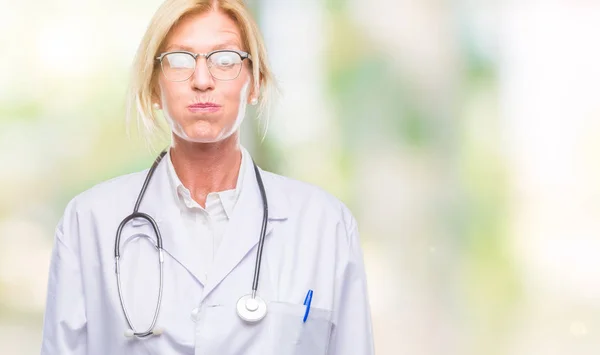 Orta Yaş Sarışın Doktor Kadın Komik Surat Ile Yanakları Şişirme — Stok fotoğraf