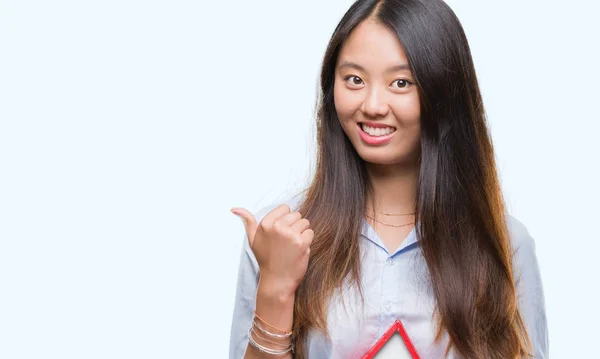 Jonge Aziatische Vrouw Echte Staat Agent Houden Huis Geïsoleerd Achtergrond — Stockfoto