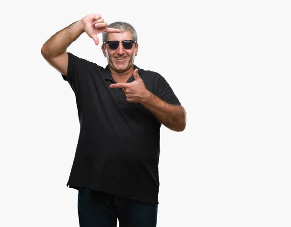 Hombre Mayor Guapo Con Gafas Sol Sobre Fondo Aislado Sonriendo — Foto de Stock