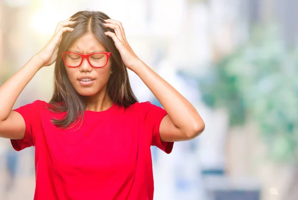 Jovem Asiática Usando Óculos Sobre Fundo Isolado Sofrendo Dor Cabeça — Fotografia de Stock