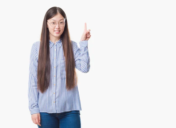 Jeune Femme Affaires Chinoise Sur Fond Isolé Portant Des Lunettes — Photo